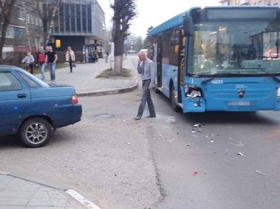 Появилось видео с моментом ДТП в Твери, в которое попал пассажирский автобус