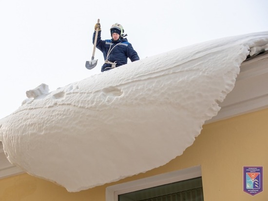 Больница в Магадане попросила спасателей убрать с крыши снег