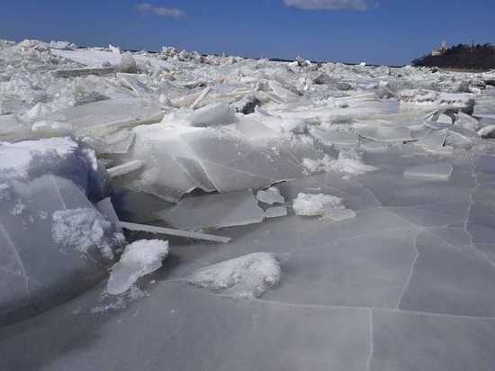 В Хабаровске лед на реке Амур потрескается перед ледоходом