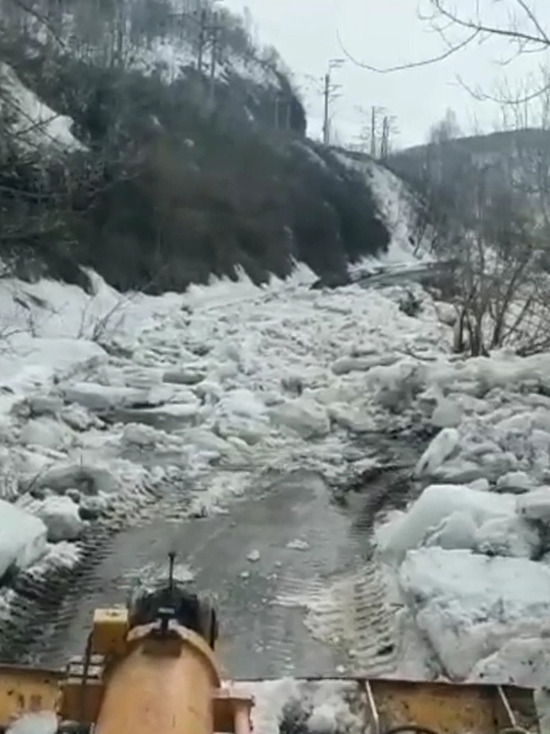 В Кузбасском поселке из-за ледохода заблокировало дорогу