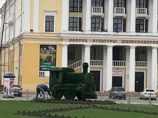 В Брянске установили зеленый паровоз перед ДК Железнодорожников