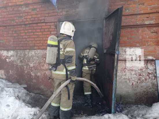 В Казани выясняют причины пожара на складе