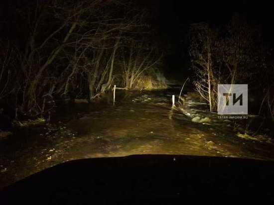 Жители трех коттеджных поселков у Семиозерки Высокогорского района отрезаны от города талыми водами.