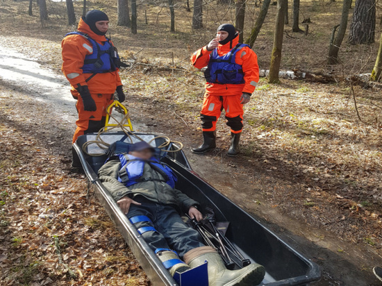 В Челябинской области спасатели эвакуировали с озера рыбака, который сломал ногу