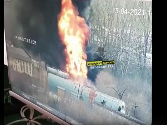 Взрыв и клубы черного дыма: в Барнауле горит АЗС (обновлено)