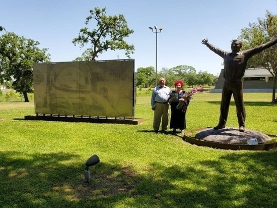 Уроженка Барнаула добилась установки памятника Гагарину возле центра NASA в США