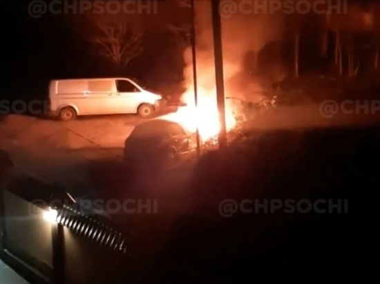 Ночью в Сочи сгорел автомобиль