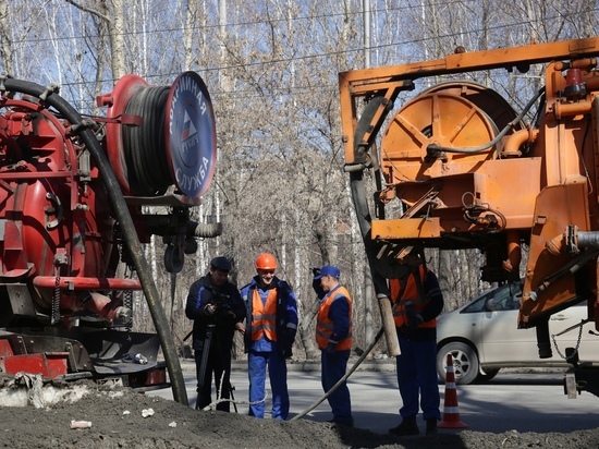 В Новосибирске 60-летнюю ливневку на Петухова очистили от ила