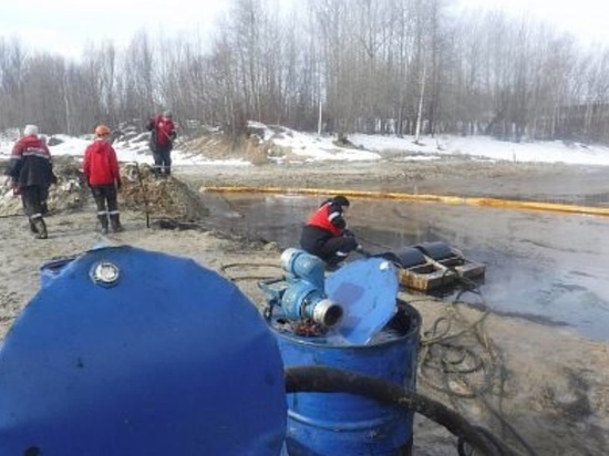 Под Нижневартовском произошла утечка нефтепродуктов