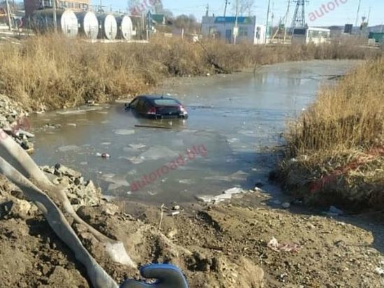 Автомобиль угодил в глубокую канаву в Благовещенском районе