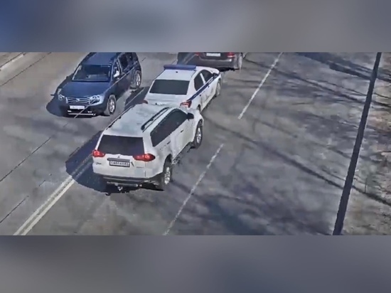 На улице Спортивной в Рязани иномарка врезалась в машину Росгвардии