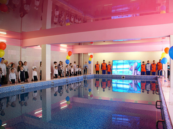 В Хабаровске первые пловцы опробовали отремонтированный бассейн школы №27