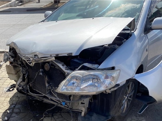 Водитель Lada получил травмы после столкновения с Toyota Fielder в Чите