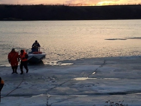 В Ивановской области двух экстремалов пришлось спасать с отколовшейся льдины