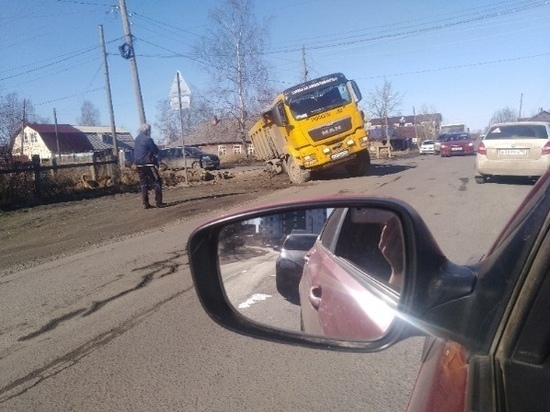 В Петрозаводске в яму провалился самосвал MAN