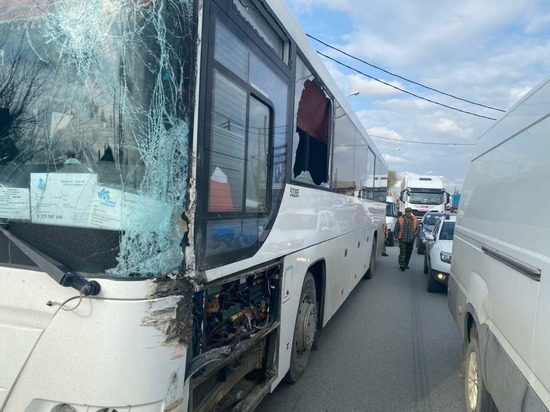 Около Екатеринбурга пассажирский автобус столкнулся с грузовиком