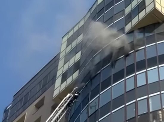В Челябинске тушить возгорание в 17-этажке съехалось десять пожарных машин