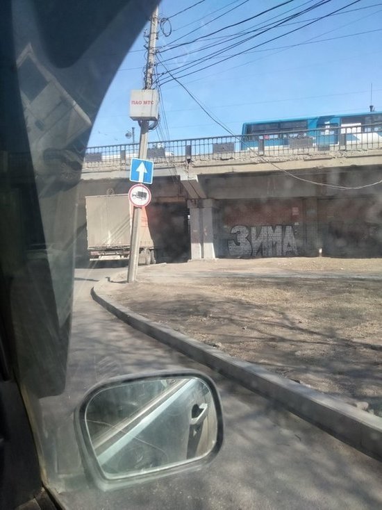 Грузовик застрял утром 16 апреля под Глазковским мостом в Иркутске