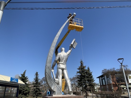В Нижнем Новгороде памятнику космонавту Комарову вернули спутник
