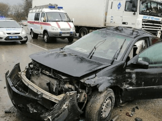 В аварии на трассе Краснодар — Новороссийск легковушке оторвало задние колёса