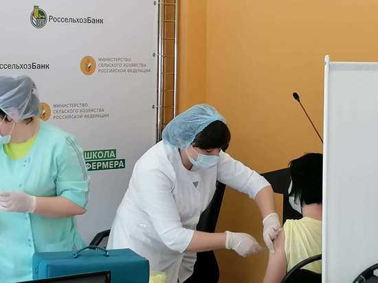 Мичуринские медики продолжают прививать жителей от коронавируса
