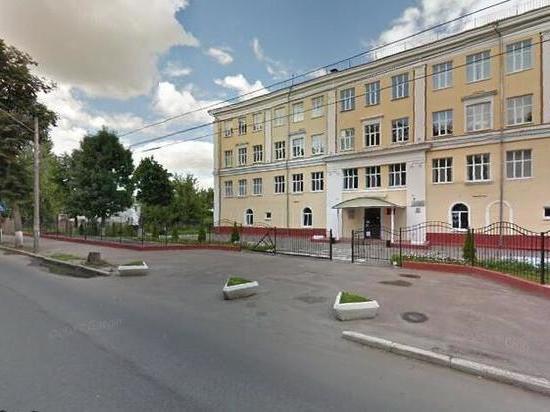 В Брянске подросток выпал из окна школы