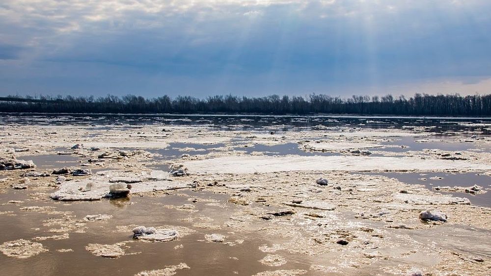Прочитайте ледоход лед идет вышел на берег. Ледоход в Барнауле 2022. Ледоход на реке фото. Ледоход лед идет вышел на берег народ. Фото ледохода в апреле.