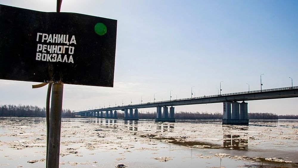 Прочитайте ледоход лед идет вышел на берег