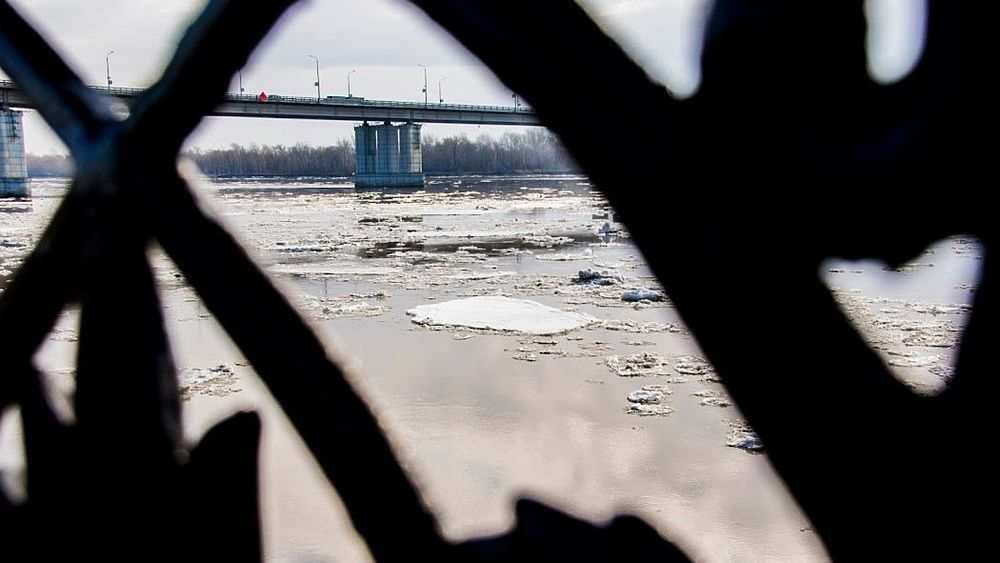 Прочитайте ледоход лед идет вышел на берег. Ледоход в Барнауле 2023. Ледоход лед идет вышел на берег народ. Крымский мост ледоход.