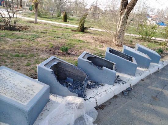 В Астраханской области вандалы надругались над мемориальными плитами, на которых написаны имена героев Великой Отечественной войны