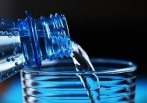 Вода из-под крана содержит ряд вредных веществ, которые не может убрать современная система очистки, но и с бутылочной водой есть свои проблемы