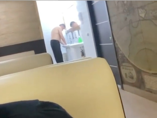 Жители Улан-Удэ вступились за мужчину, которому не дали побриться в туалете фастфуда
