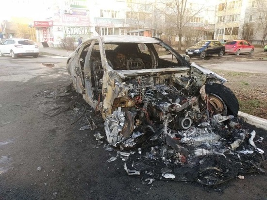 В Оренбурге полностью сгорел автомобиль BMW