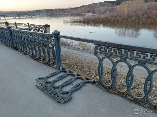 В Кемерове разрушилась ограда на набережной. Об этом сообщил прогуливающийся местный житель