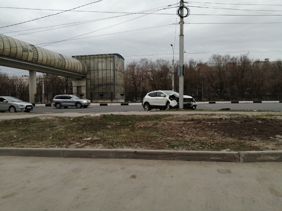 На Московском шоссе в Рязани кроссовер врезался в столб