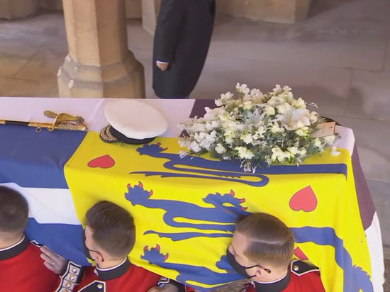 Елизавета II оставила на гробе мужа письмо, подписанное детским прозвищем
