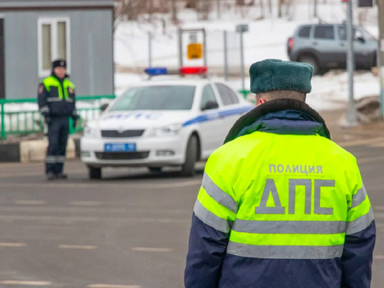 Инспекторы ГИБДД во Владивостоке спасли жизнь младенцу