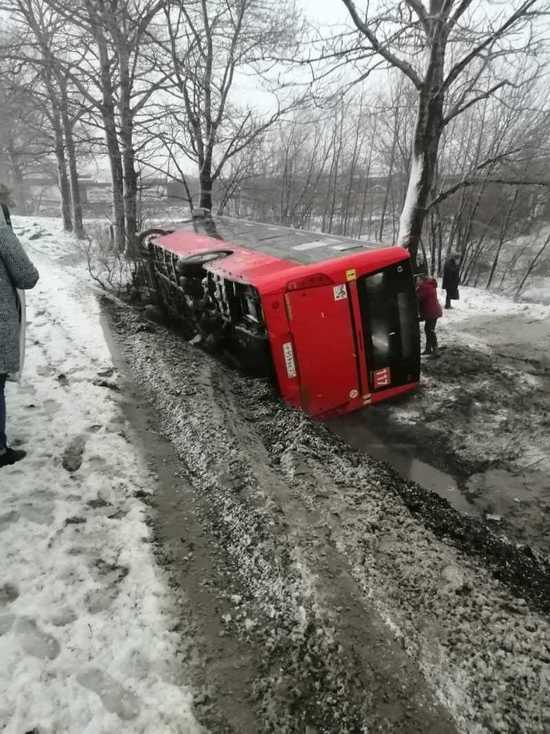 На Сахалине перевернулся автобус с пассажирами, есть пострадавшие