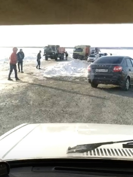 Пробка образовалась на переправе Салехард — Лабытнанги из-за застрявшей на выезде фуры