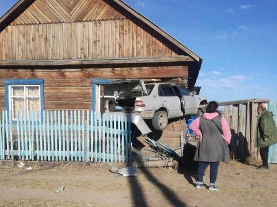 В Улан-Удэ «Тойота» протаранила жилой дом, в котором спал маленький ребенок