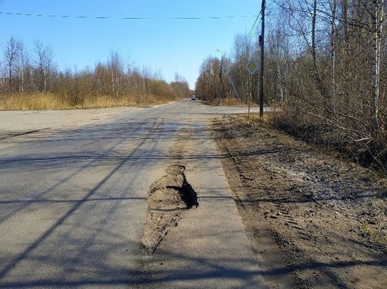 В Ярославле нашли очередную дорожную супер колдобину