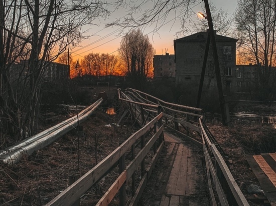 Жители города в Карелии ужасаются состоянием моста