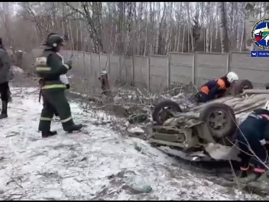 Toyota с пассажирами врезалась в забор на Гусинобродском кладбище в Новосибирске