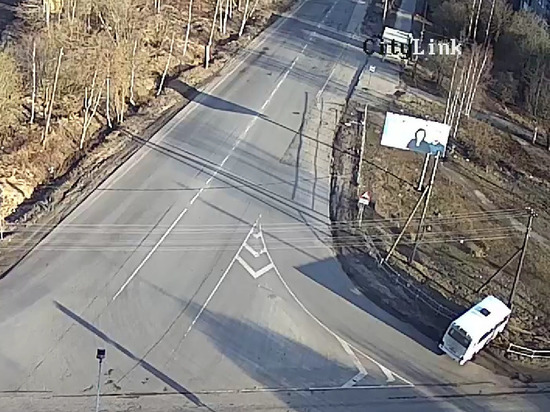 Автобус снес ограждение в Петрозаводске