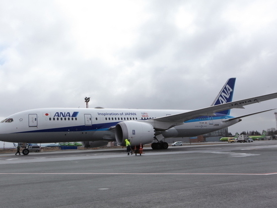 Посадка Boeing Dreamliner 787 авиакомпании All Nippon Airways в аэропорту Толмачево