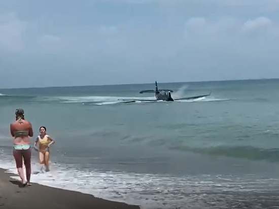 Самолет времен Второй мировой войны сел на воду на пляже во Флориде