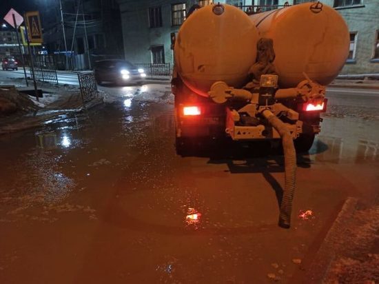 В Якутске с улиц откачано около двух тысячи кубометров талой воды