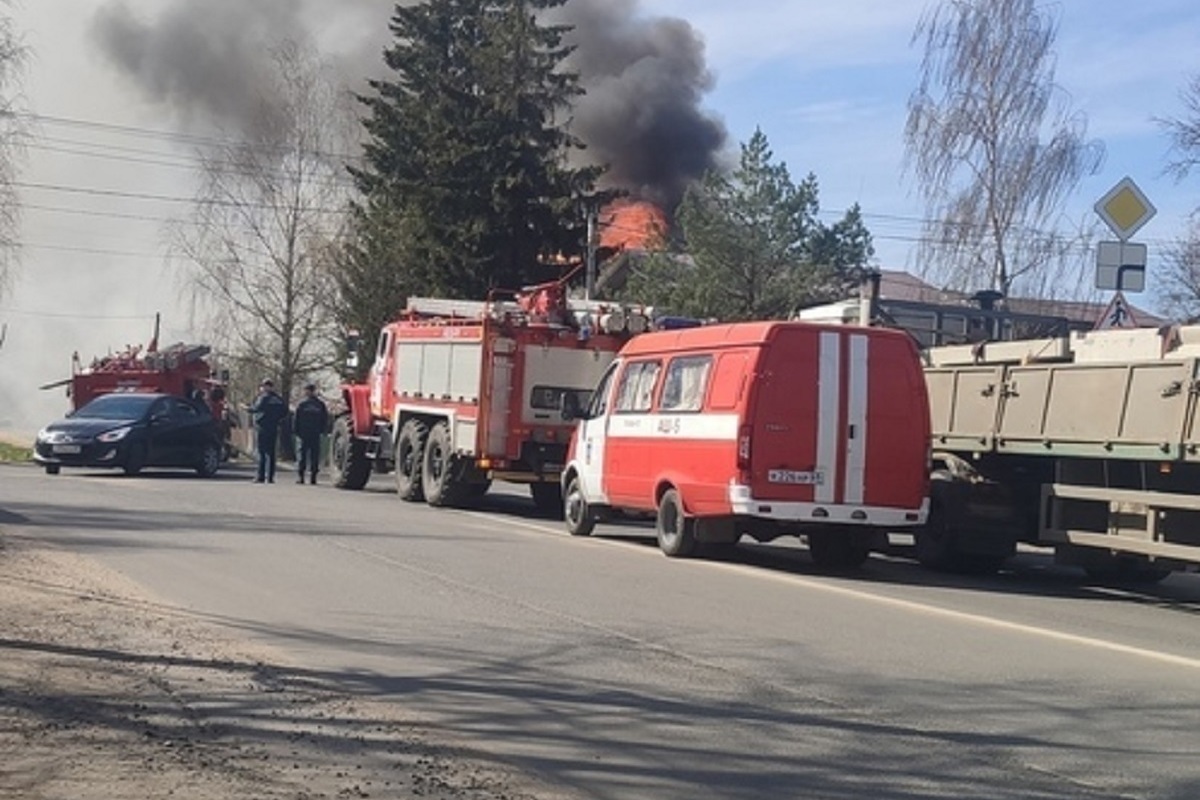 В твери горела высотка. Пожар в Твери 12 этажного дома. Тверь загорелась 09.10.2022. Е1 Изоплит пожар /5 декабря. Пожар Омск СНТ +вагонник.