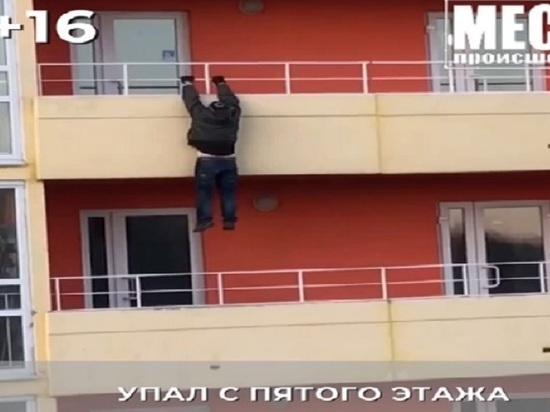 В Кирове мужчина сорвался с балкона пятого этажа