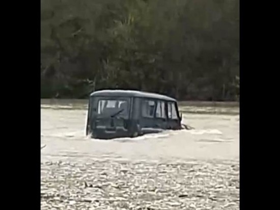 В районе Геленджика "УАЗ" с пассажирами застрял посреди реки